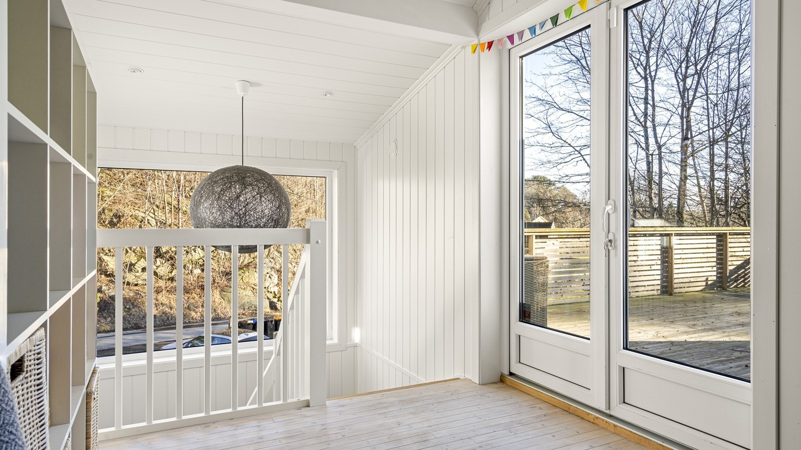 Lyst og fint trapperom og dobbel utgangsdør til veranda Galleribilde