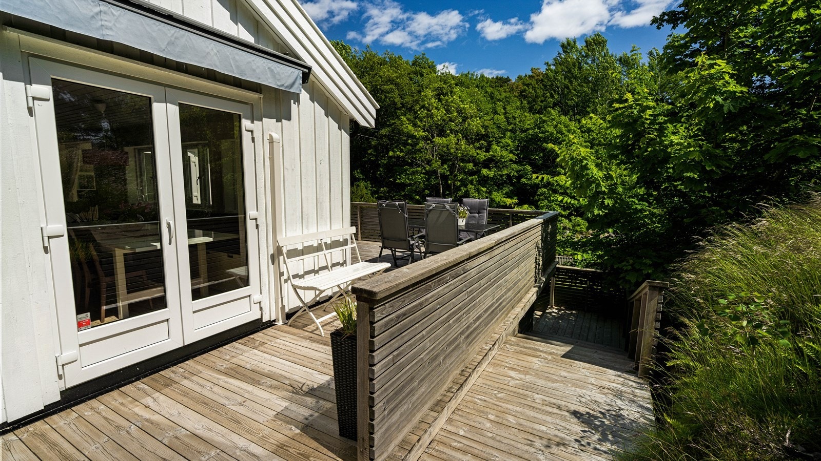 Fra spisestuen er det utgang direkte til veranda, like ved bakhagen Galleribilde