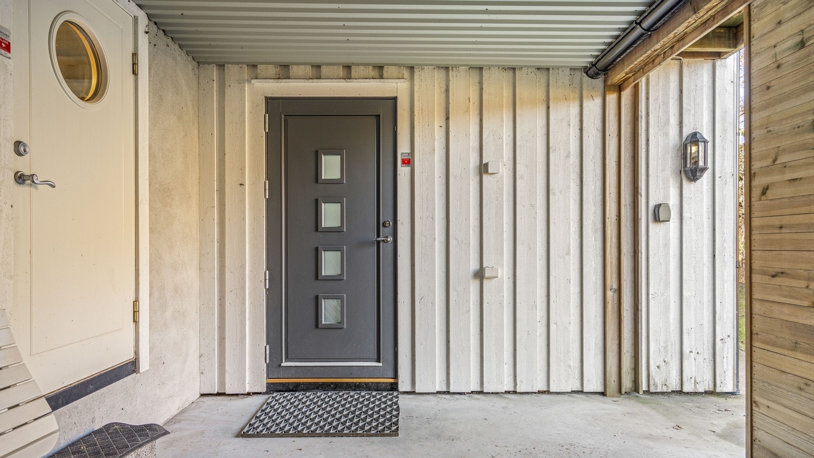 Til venstre er det inngang til bod/ kjeller. Området rundt inngangsdøren er overbygd og praktisk for oppbevaring Galleribilde