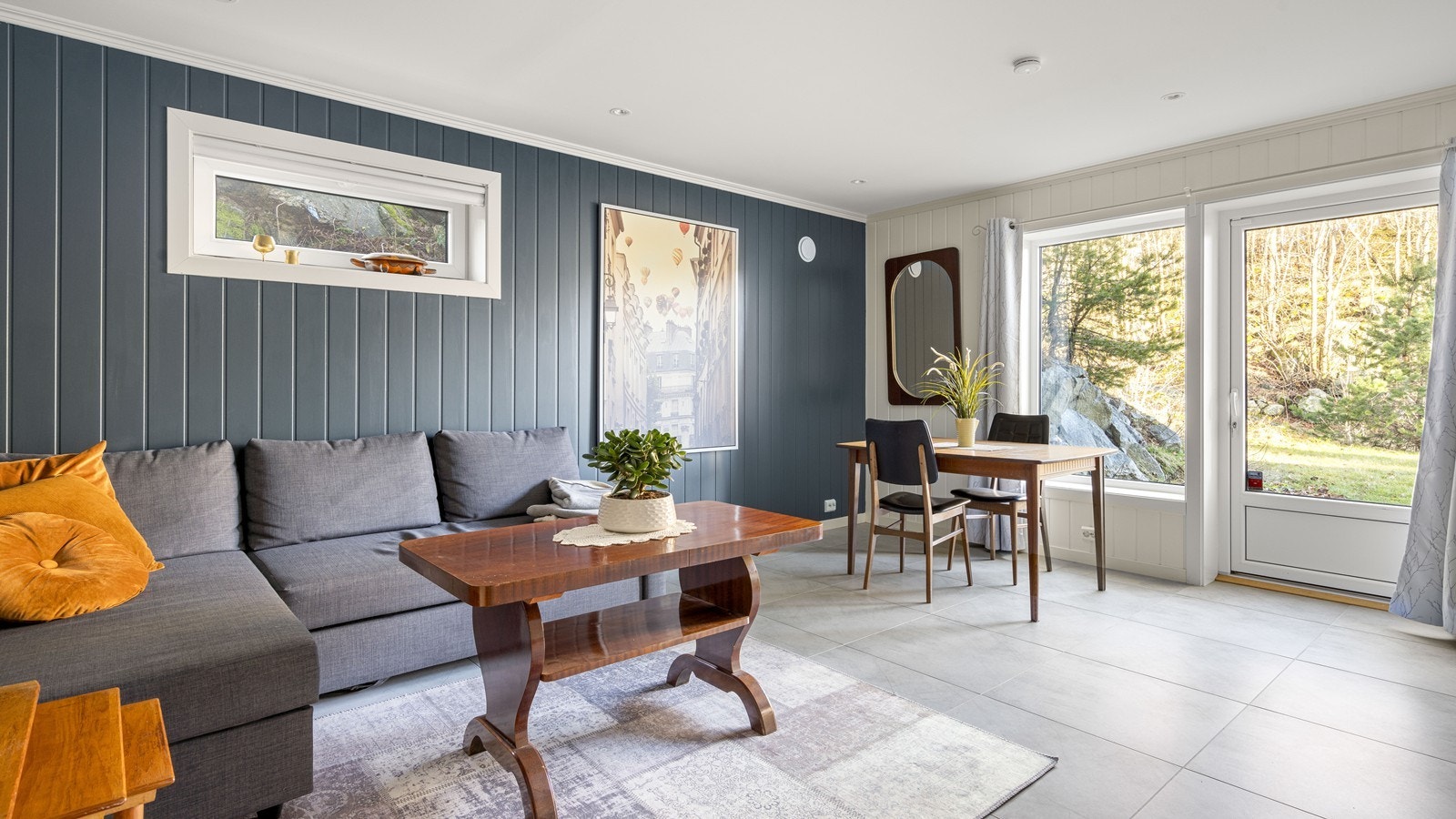 Romslig og fin stue med verandadør mot hage. Gulvet er flislagt og har varmekabler Galleribilde