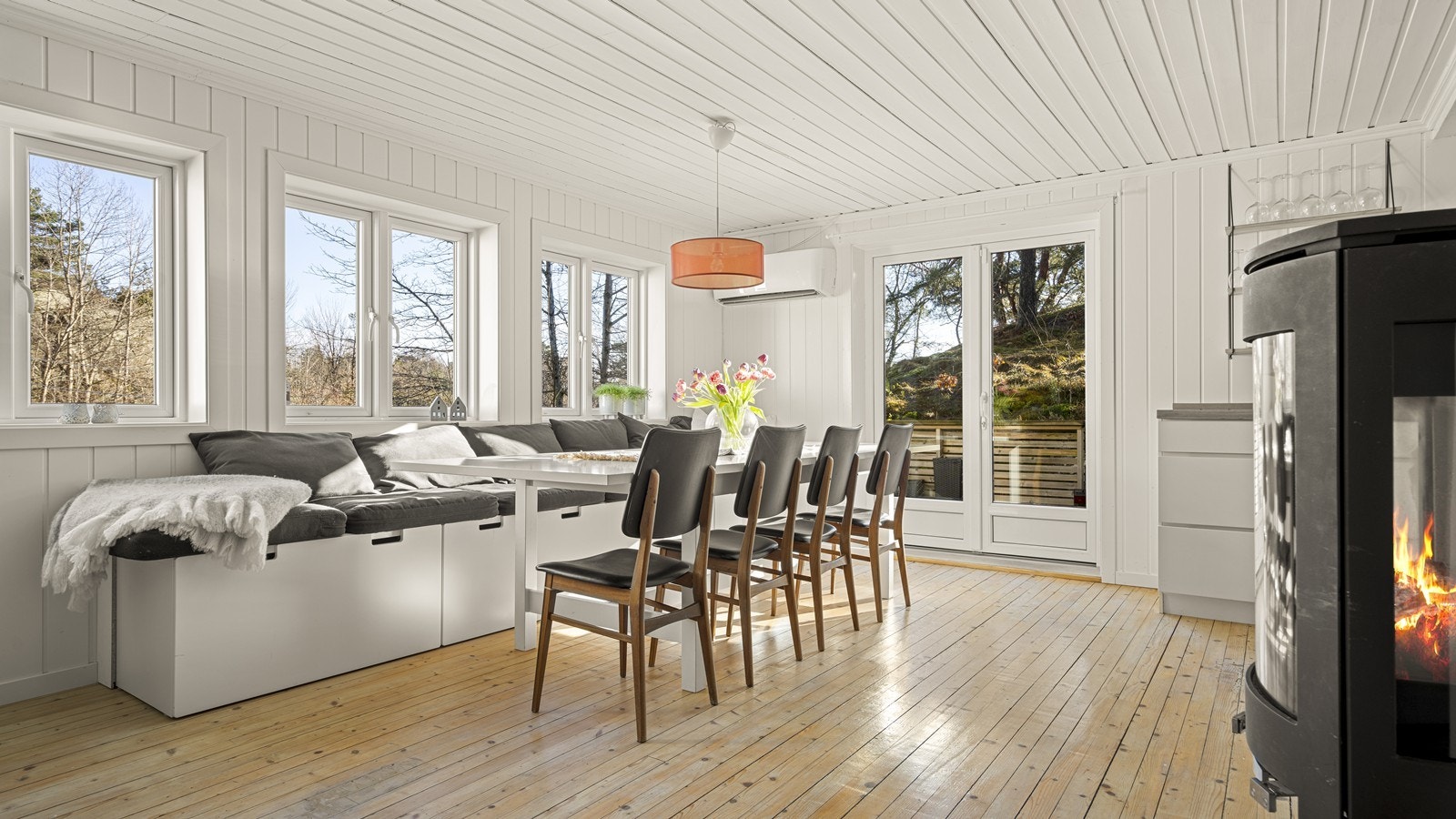 I stuen er det heltre gulv og god plass til stor spisegruppe. Det er montert varmepumpe. Galleribilde