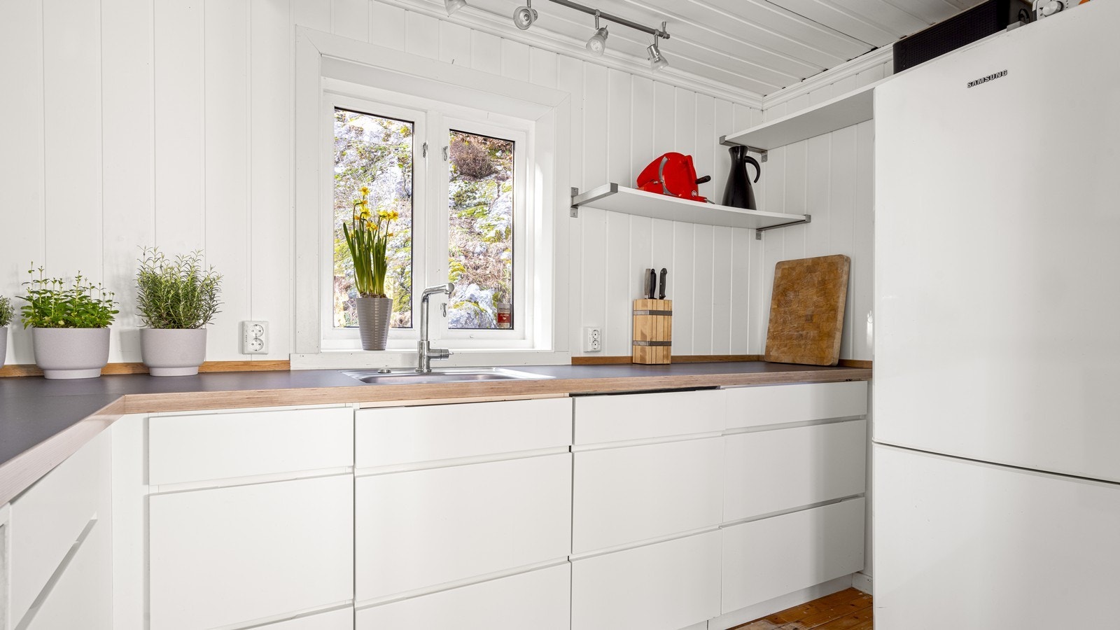 Vindu med hyggelig utsikt mot bakhagen Galleribilde