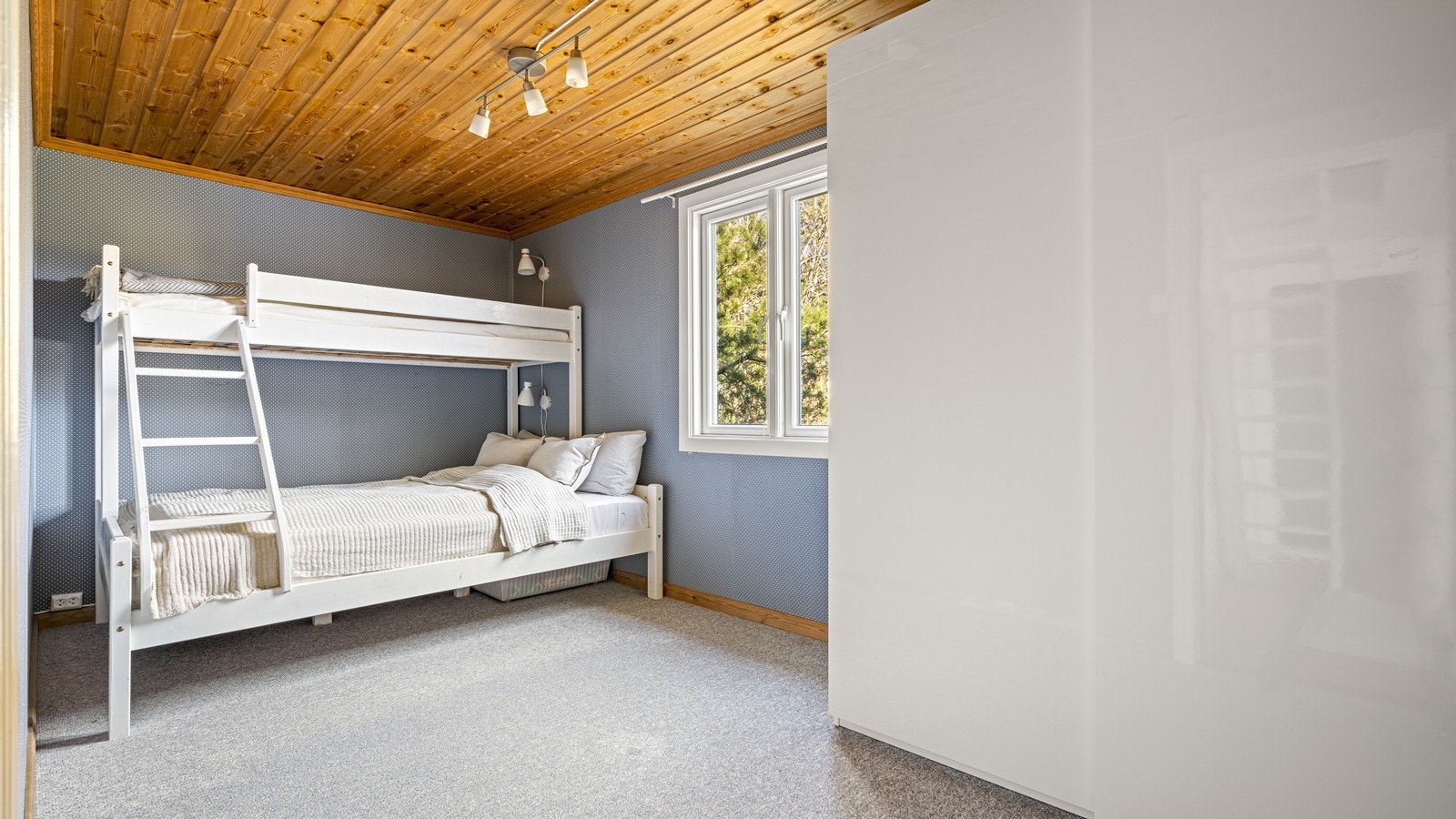 Alle soverommene har god plass til seng og garderobeskap for oppbevaring Galleribilde