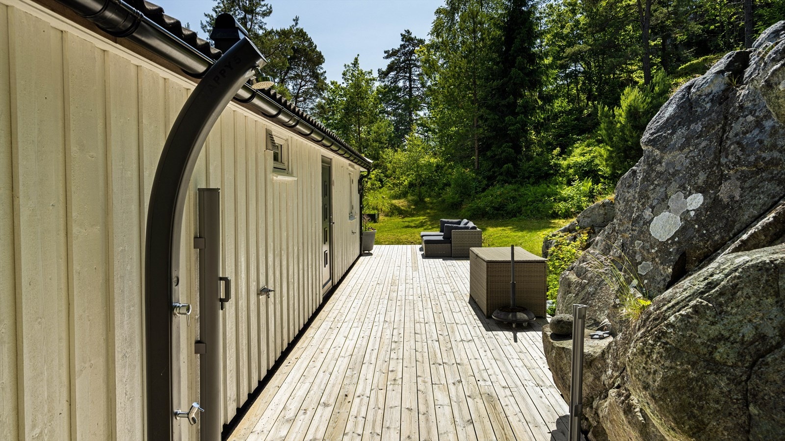 På baksiden er det romslig platting og flott natur Galleribilde