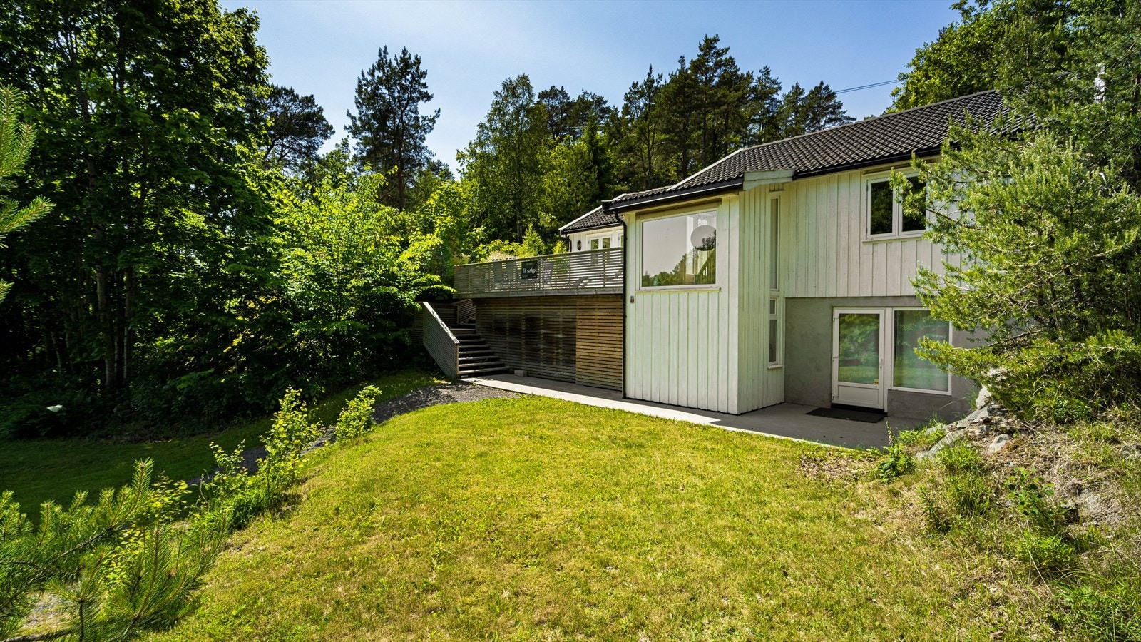 Spileveggen foran inngangen kan skyves og lukkes Galleribilde