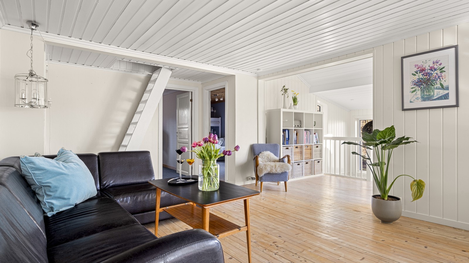 Fra stuen er det adkomst til praktisk loftsareal som benyttes som hems Galleribilde