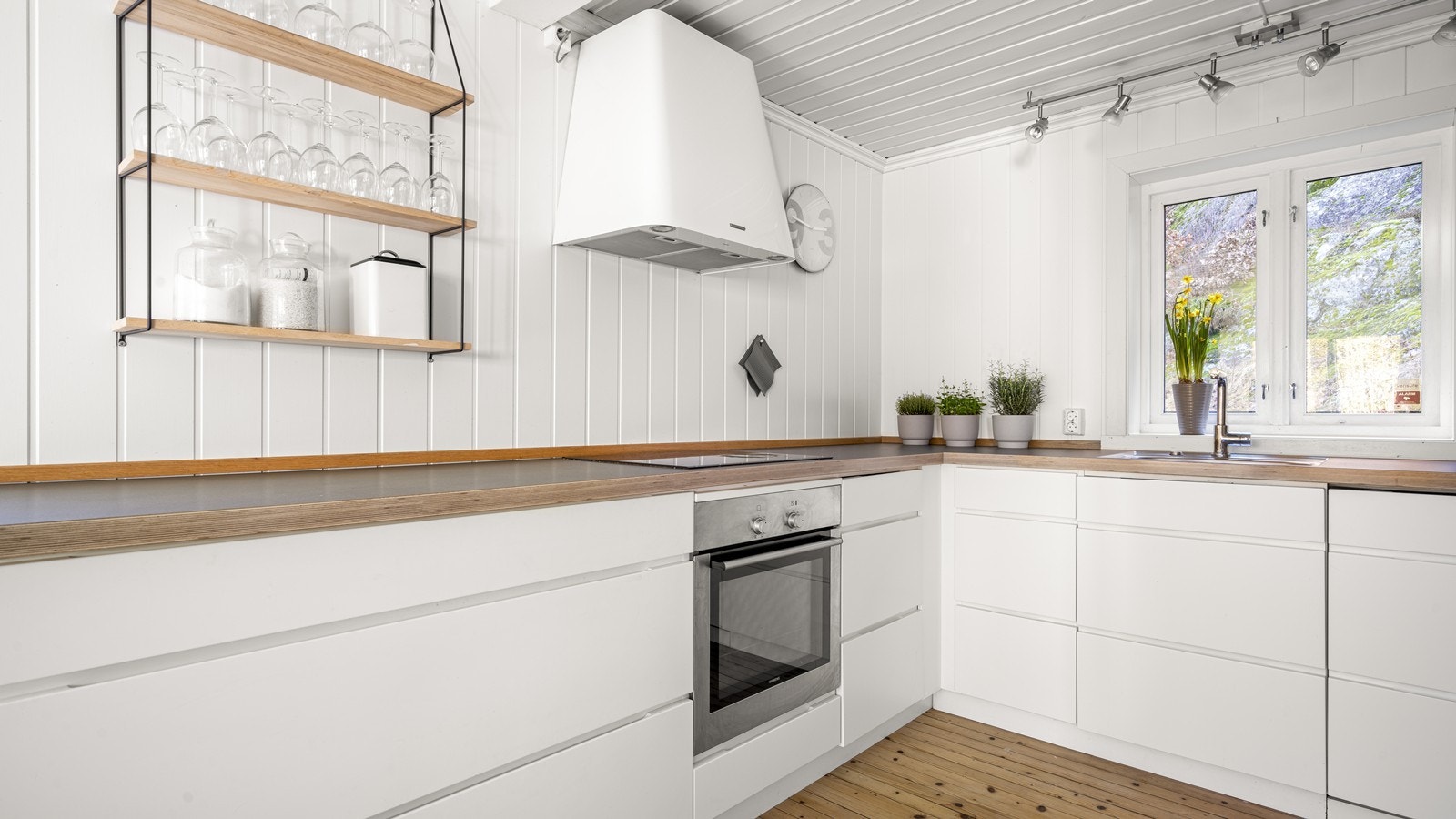 Lyst og pent Kvik kjøkken fra 2009 med god benkplass Galleribilde