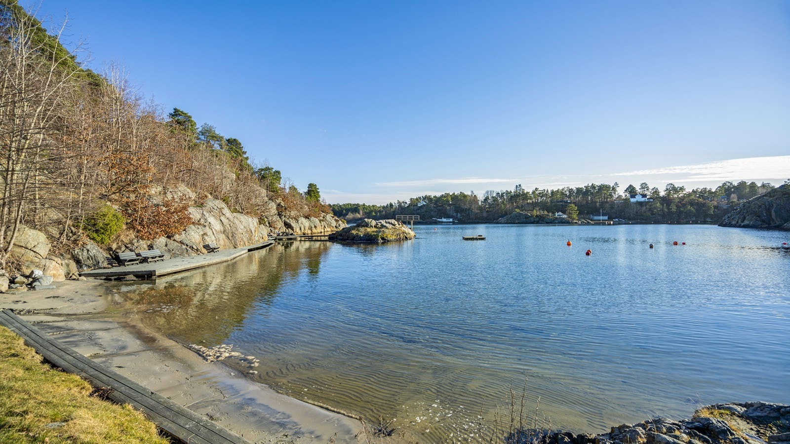 Her er det fint for både store og små med strand, sittergrrupper, grill og stupebrett Galleribilde