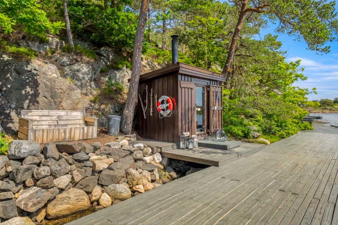 Kort vei fra hytten er det mulig å leie badstue på bryggekanten med nydelig utsikt Galleribilde