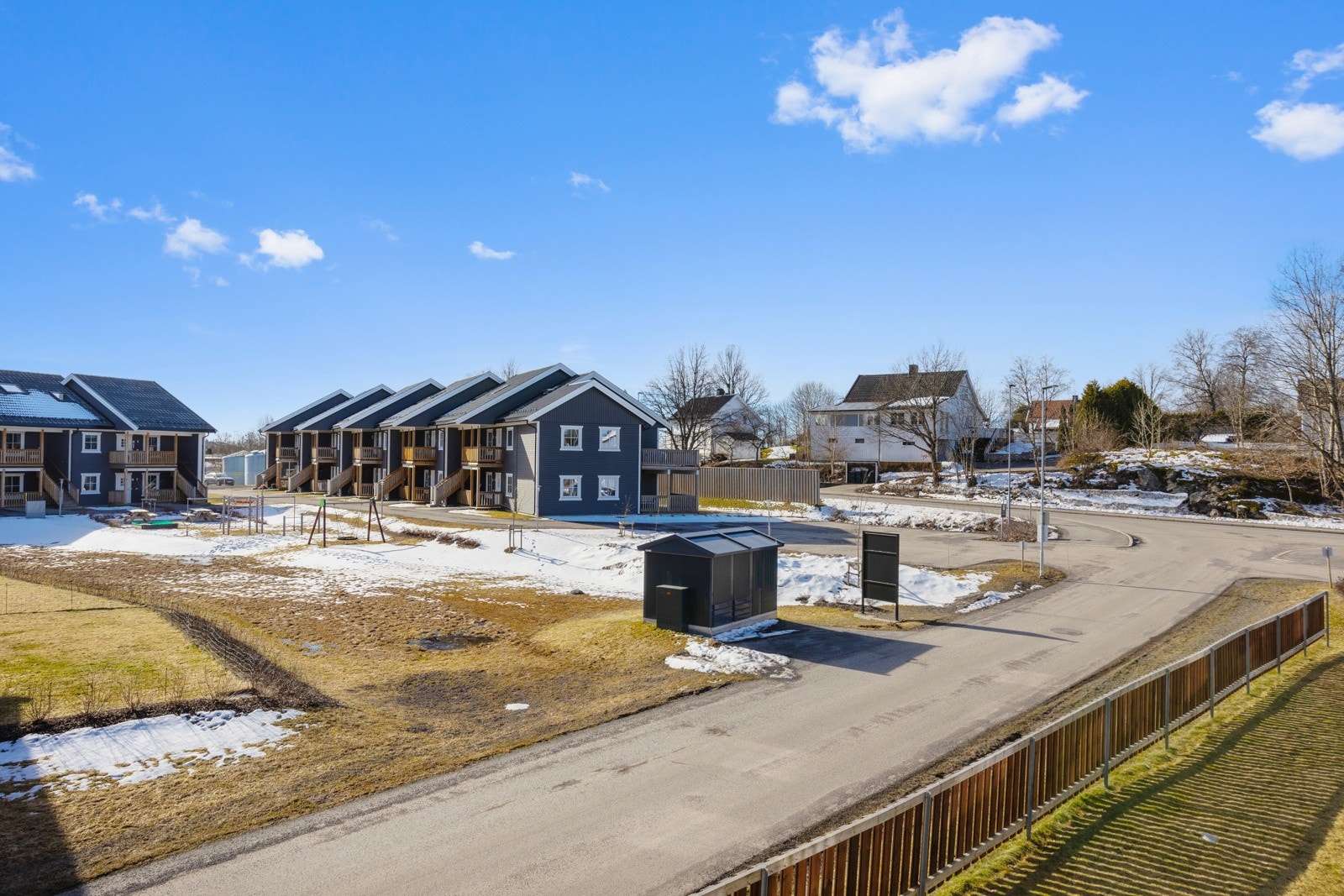 Store og fine fellesområder med lekeplass. Galleribilde