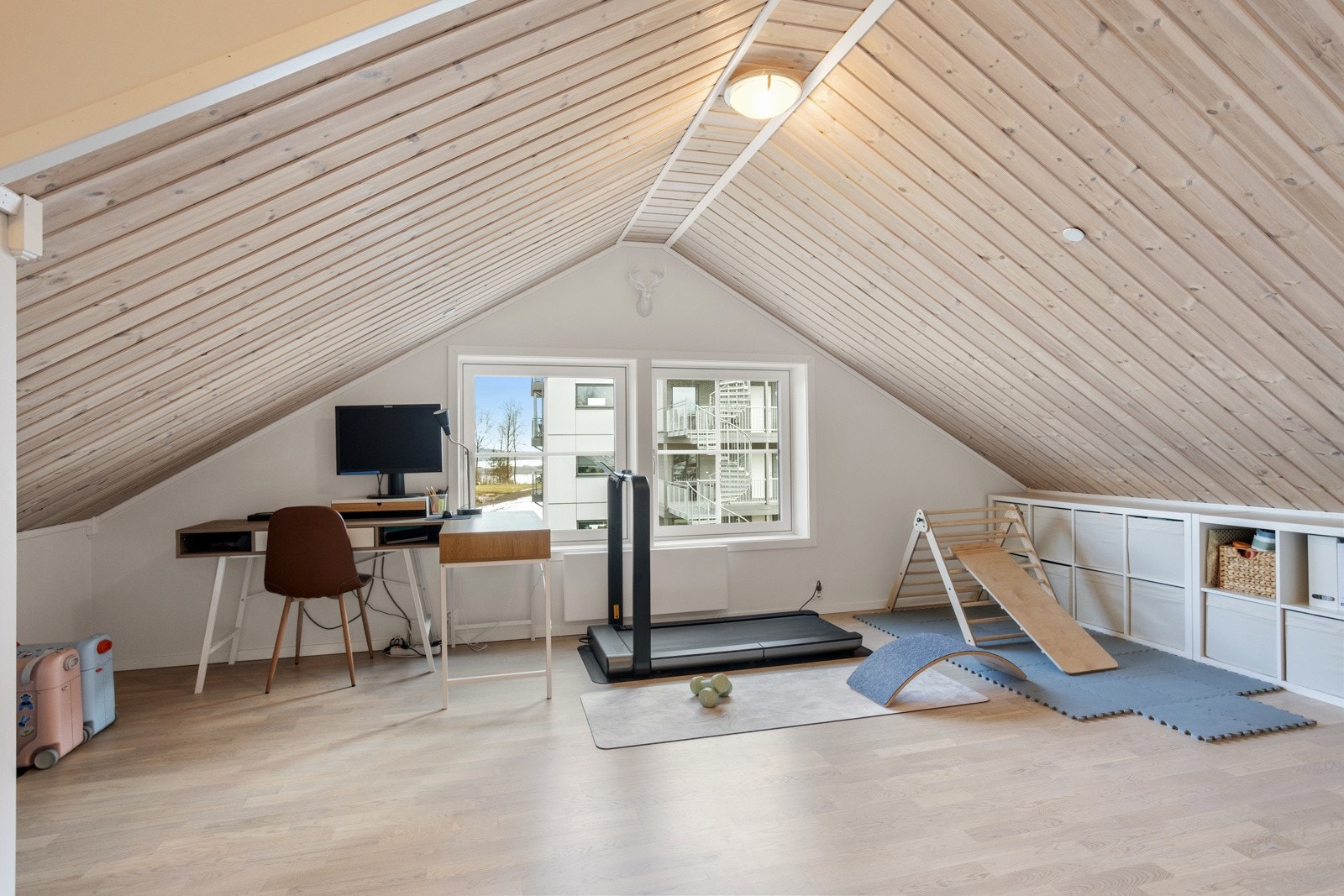 Fra loftstuen er det flott sjøutsikt. Galleribilde