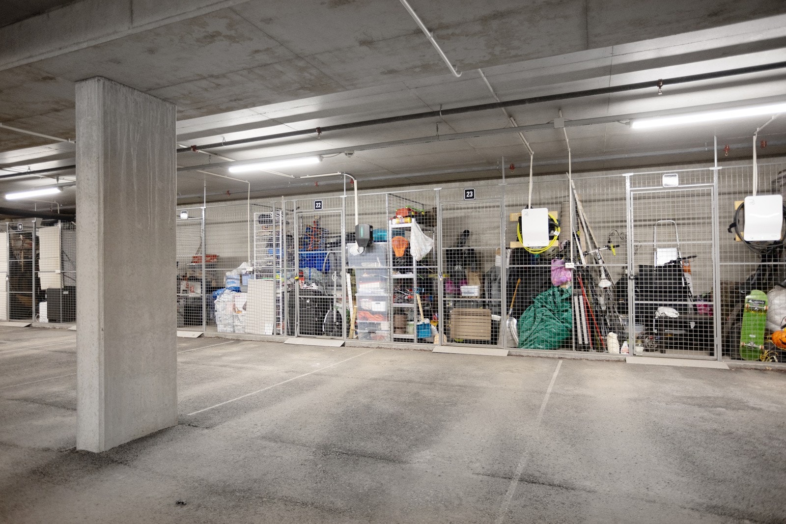 Det medfølger garasjeplass i felles oppvarmet anlegg (nabobygget). Elbillader er montert på plassen. Praktisk bod i bakkant. Det er mulig å kjøpe ekstra p-plass i tillegg. Galleribilde