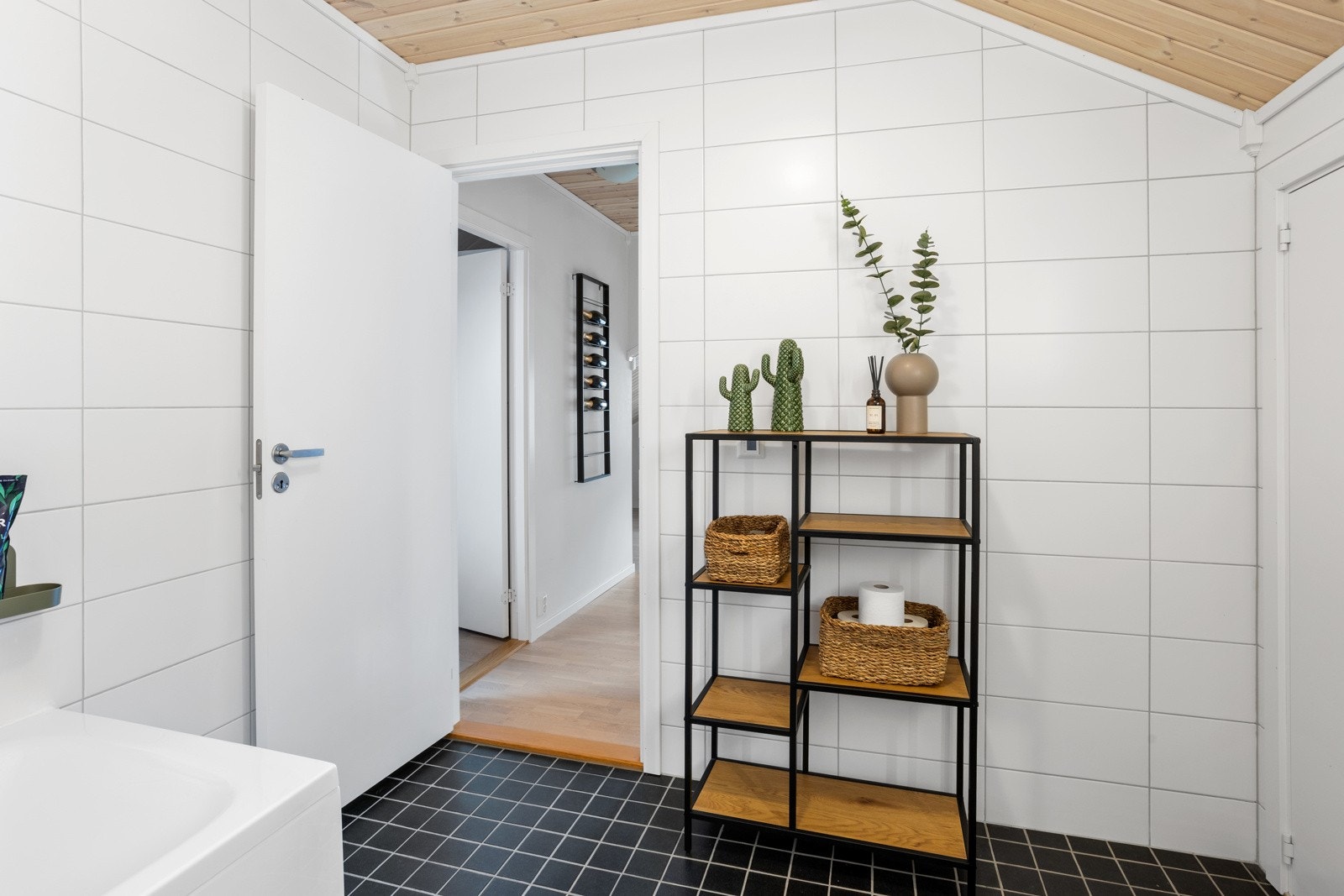 Badet har fliser på vegg og gulv, gulvvarme og balansert ventilasjon. Galleribilde