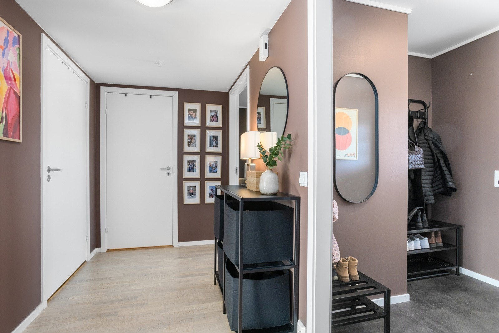 Romslig gang med plass til oppbevaring. Galleribilde