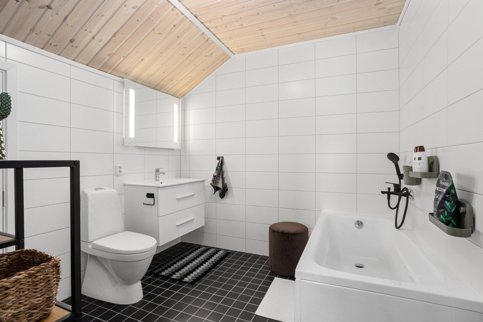 Badet i loftsetasjen har servantskap, toalett, og praktisk badekar med dusjgarnityr som ble installert i 2025. Galleribilde