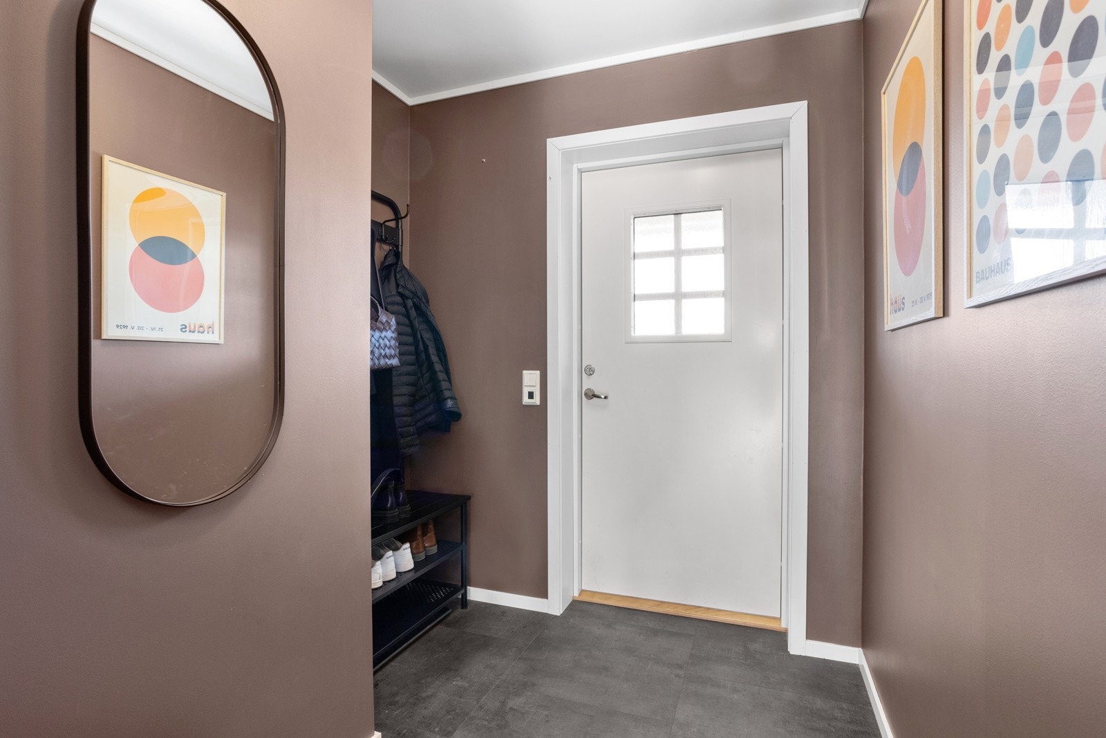 Egen nisje med plass til skap eller knagger for yttetøyet. Galleribilde