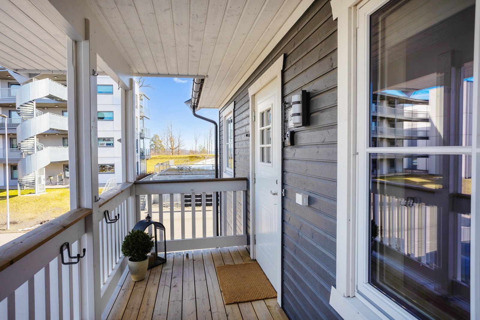 Inngang i boligens 2. etasje, via et overbygd inngangsparti. Velkommen inn! Galleribilde