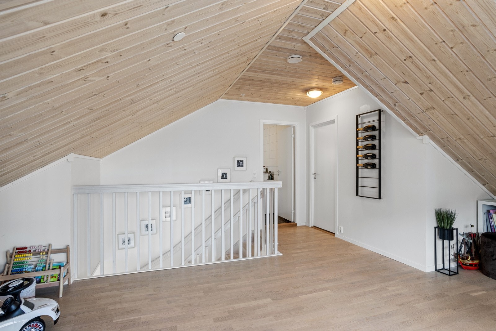 Hyggelig loftstue som passer ypperlig som eget oppholdsrom til barna, treningsrom eller kontor. Galleribilde