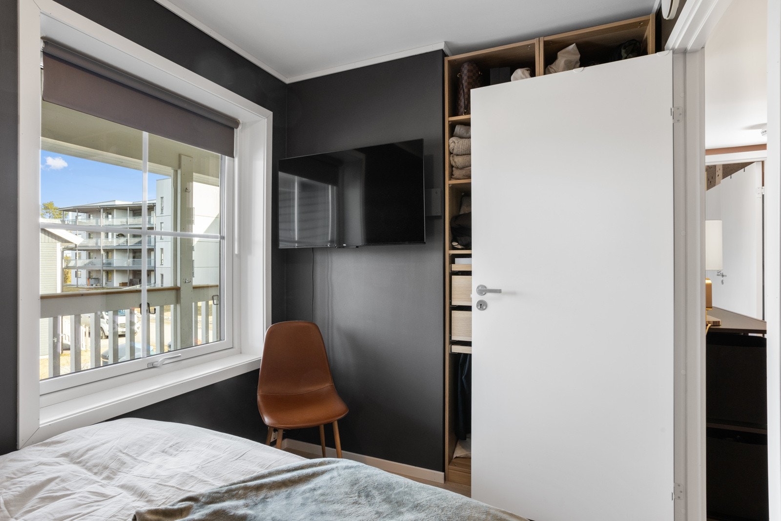 Rommene har plass til nødvendig møblement som seng og skap. Galleribilde