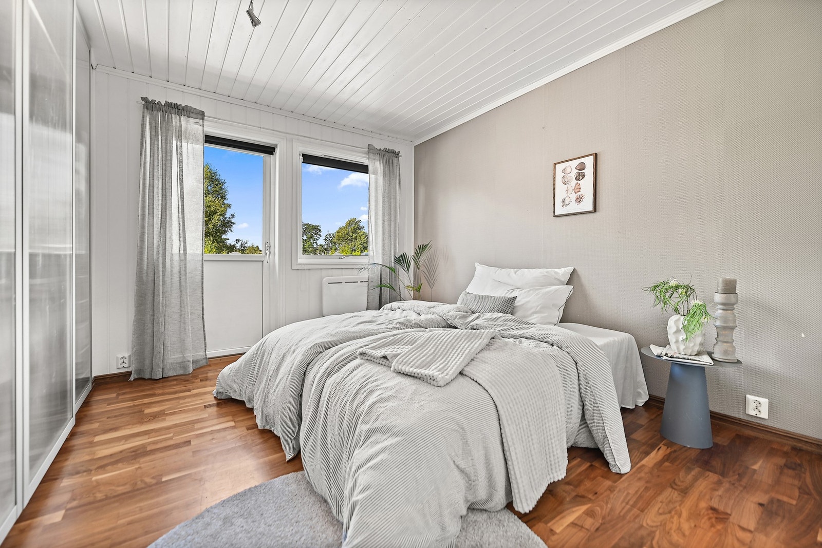 Ett av soverommene i første etasje har skyvedørsgarderobe med speilfronter og direkte utgang til terrassen. Galleribilde