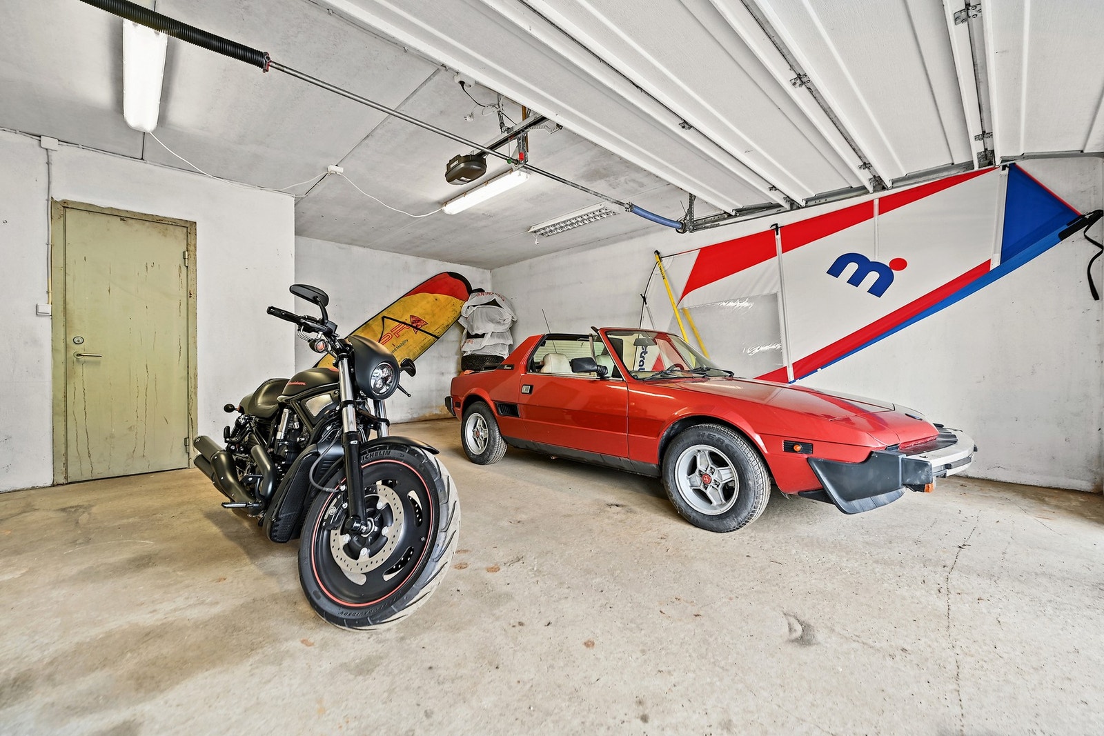 Parkering i dobbelgargarasje i underetasjen og frittstående garasje. Galleribilde