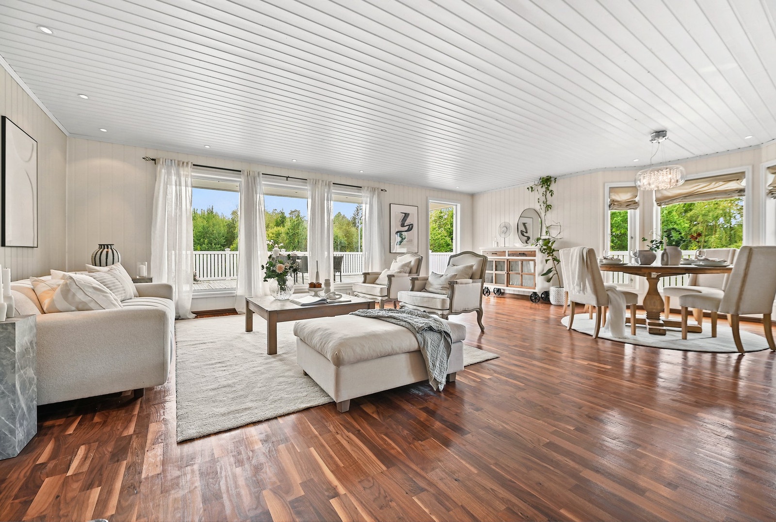 Stuen er lys og innbydende, med karnappvindu hvor spisestuen er plassert. Galleribilde