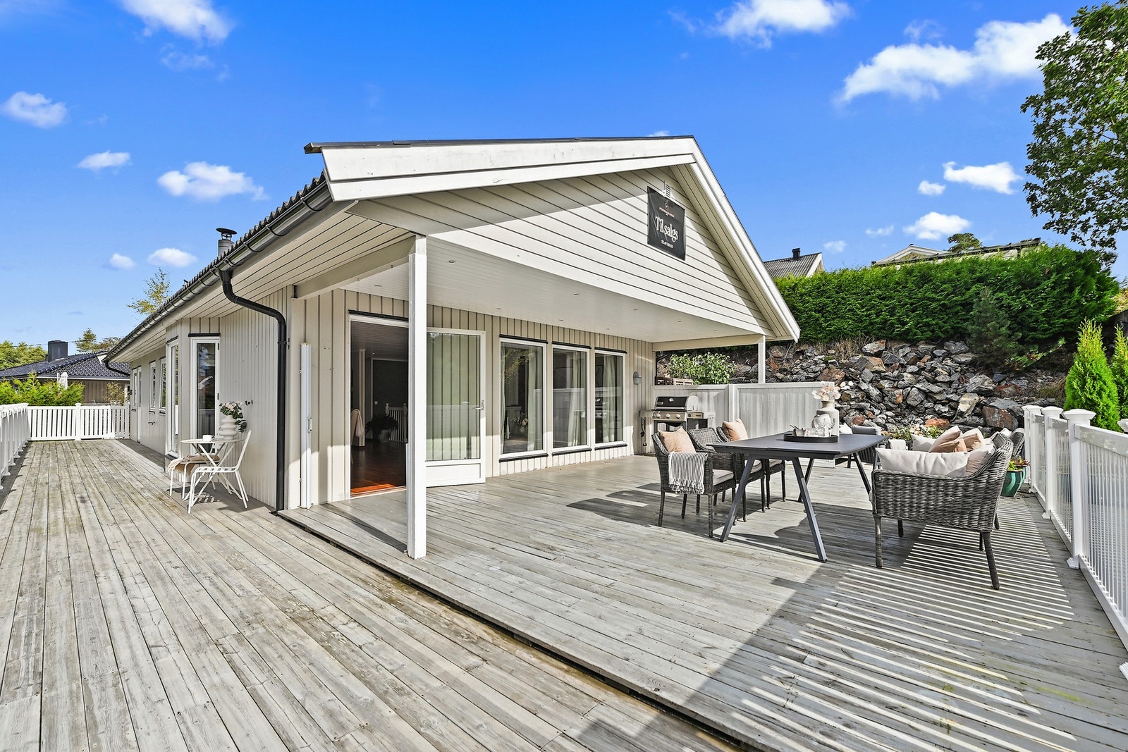 En del av terrassen er overbygget, slik at man kan ha utemøbler med puter stående ute hele sesongen. Galleribilde