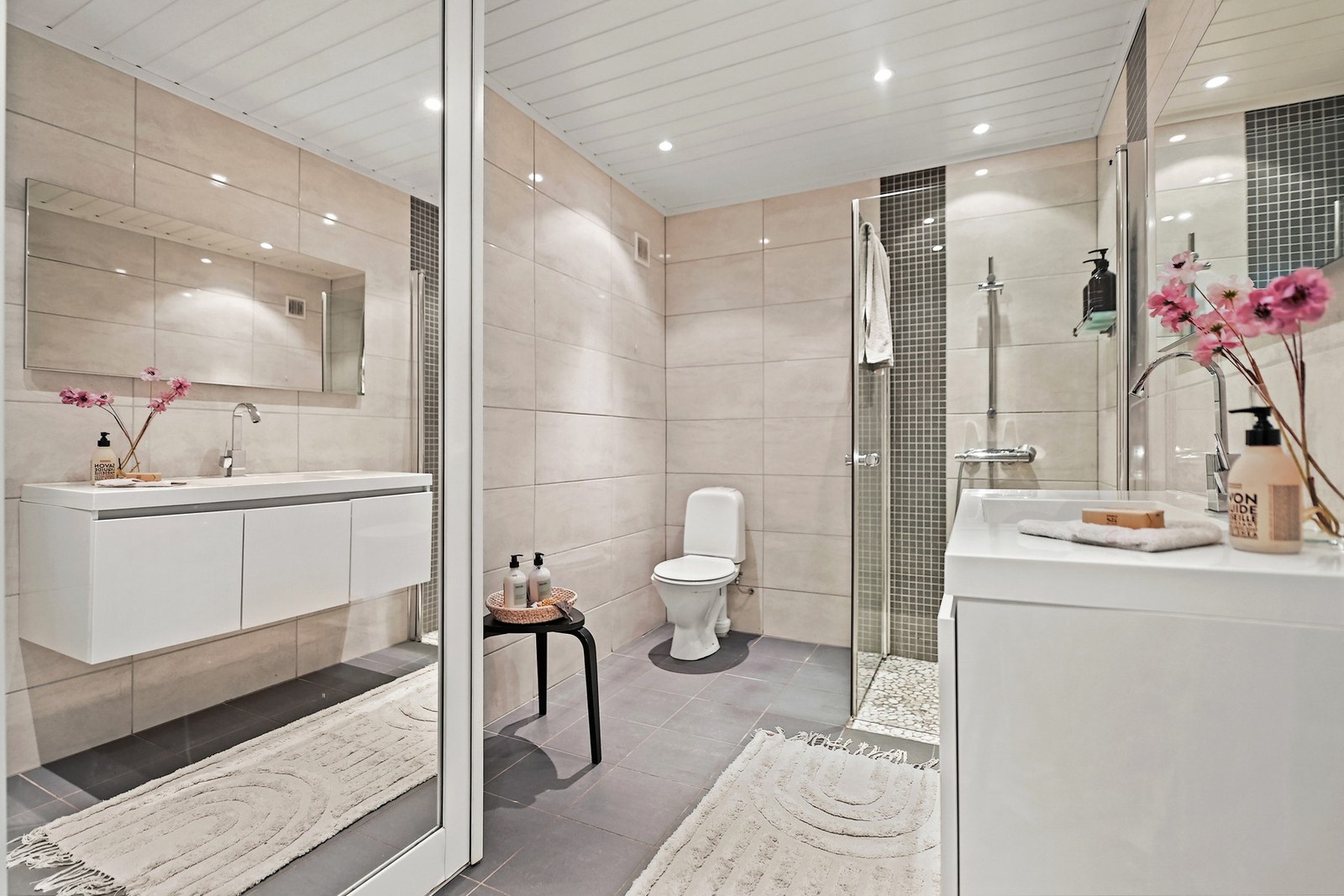 Badet i underetasjen holder en gjennomgående pen stil. Galleribilde