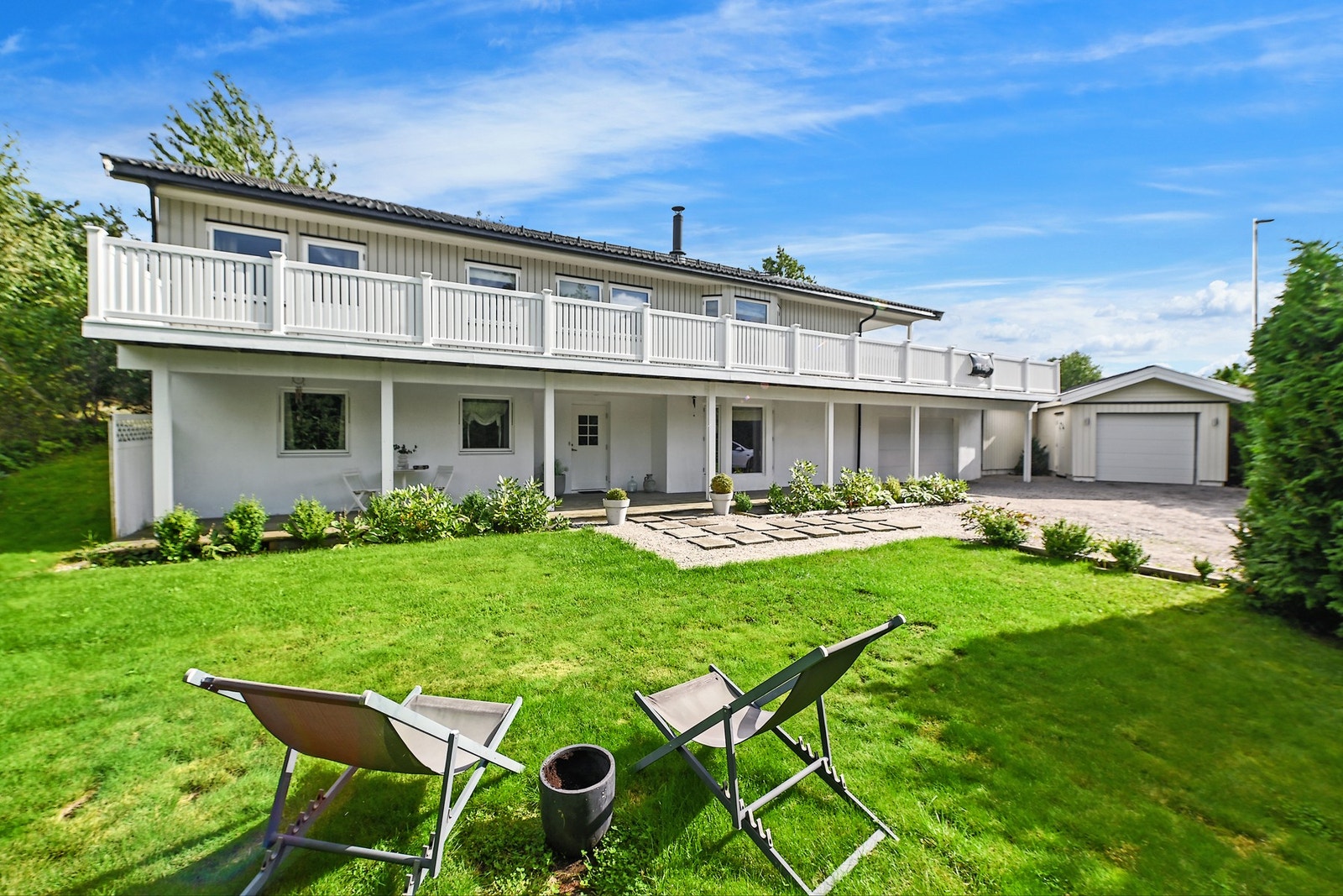 Denne pene eneboligen fra 2010 har en god og innholdsrik planløsning fordelt over to plan. Galleribilde