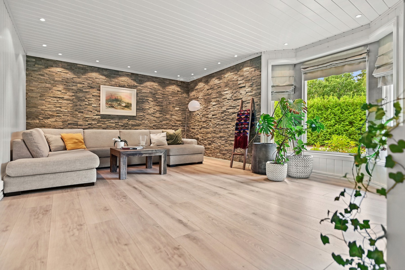 For familier med barn og ungdom er det en stor fordel å ha en egen stue i underetasjen. Galleribilde