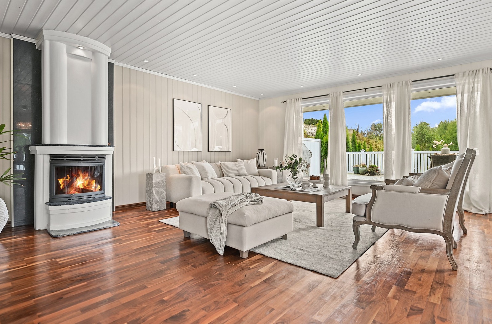 En flott peis gir rommet en lun og koselig atmosfære. Galleribilde