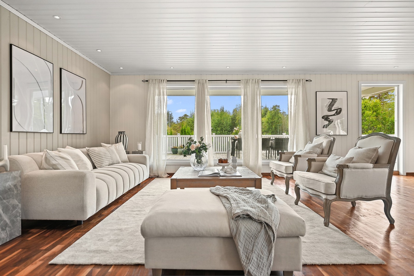 Store vindusflater slipper inn rikelig med dagslys, og det er utgang til terrassen. Galleribilde