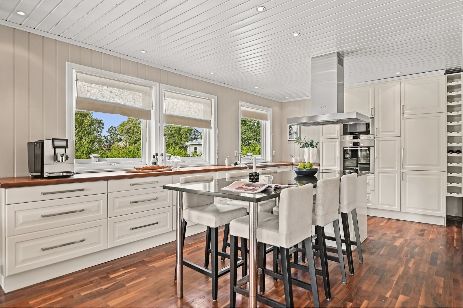 Den åpne løsningen lar dagslyset strømme fritt inn i rommet, og gir god visuell kontakt med resten av hjemmet. Galleribilde