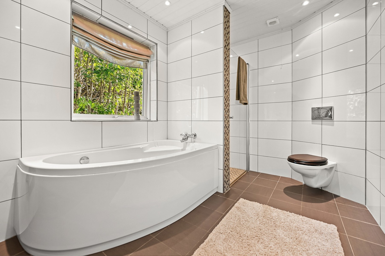 Pent flislagt bad med varmekabler i gulvet. Galleribilde