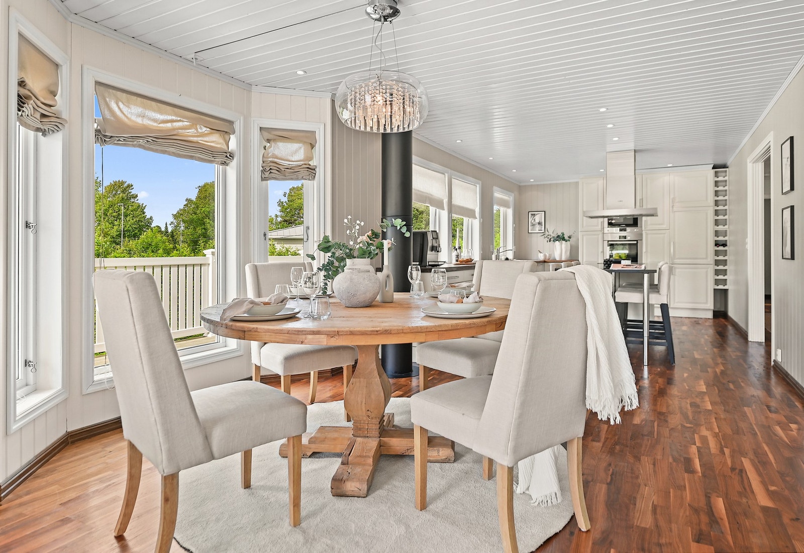 Kjøkkenet ligger i åpen løsning mot stuen, kun adskilt av en kjøkkenøy med platetopp og sitteplasser til seks Galleribilde