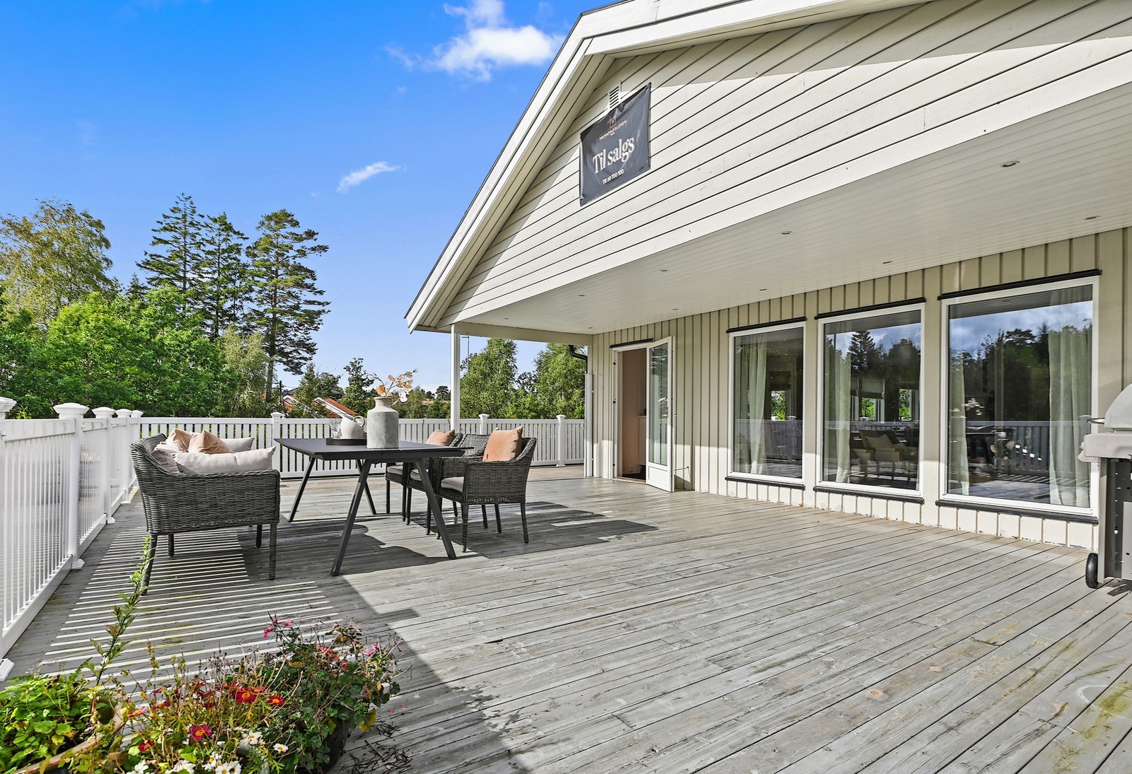 Dette uterommet er perfekt for avslappende sammenkomster, hyggelige samtaler og koselige stunder. Galleribilde