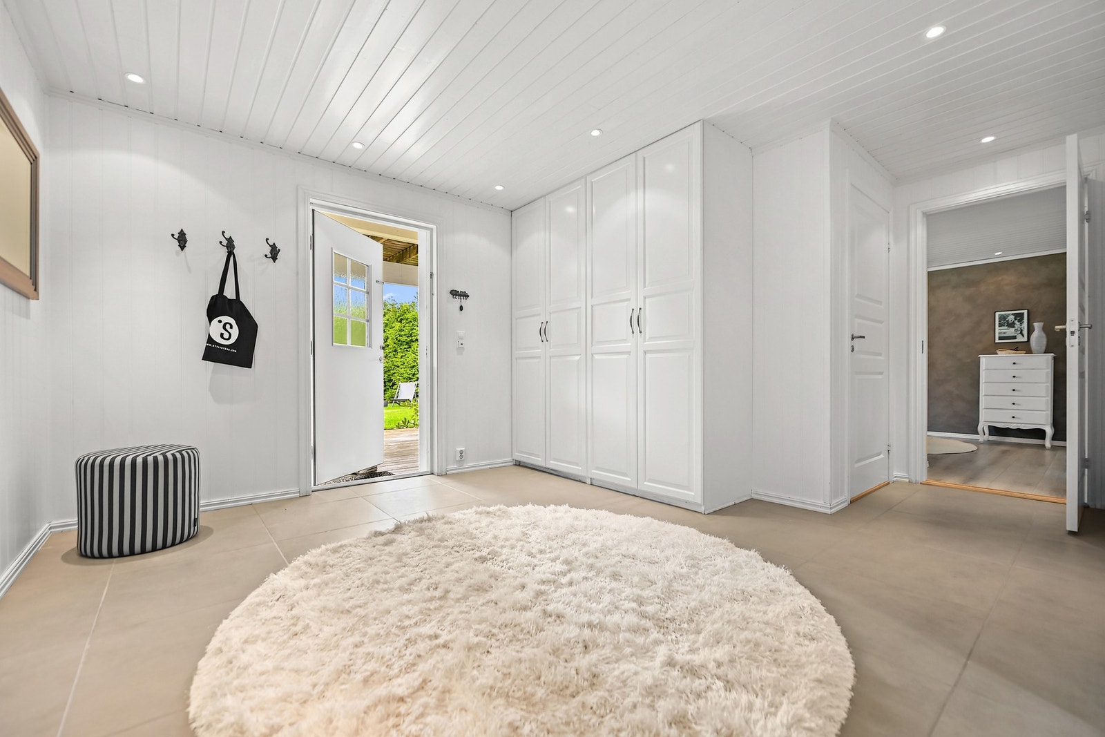 Den store og delikate hallen har flislagt gulv med varmekabler. Galleribilde