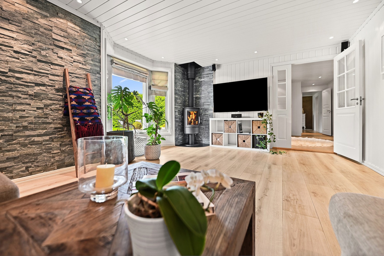 Stuen har dekorative skiferfliser på én av veggene, downlights i taket og et karnappvindu som slipper inn godt med lys. Galleribilde