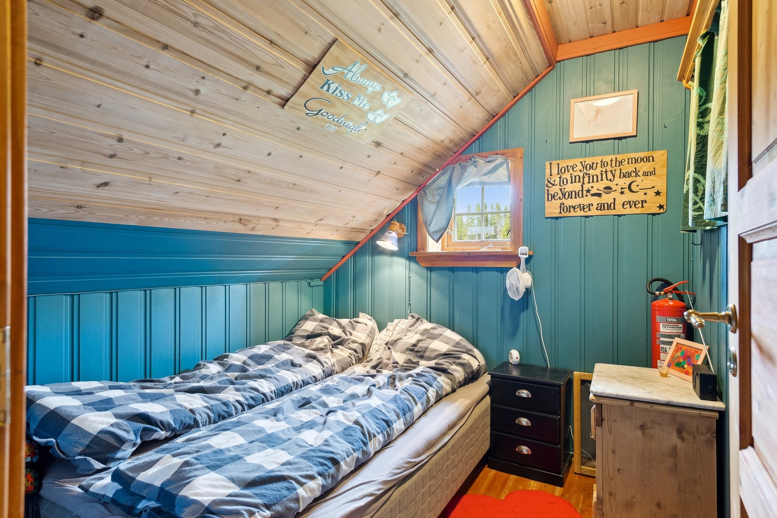 Et av soverommene i loftsetasjen, egnet som barnerom, gjesterom eller kontor. Rommet er ikke godkjent for varig opphold. Galleribilde