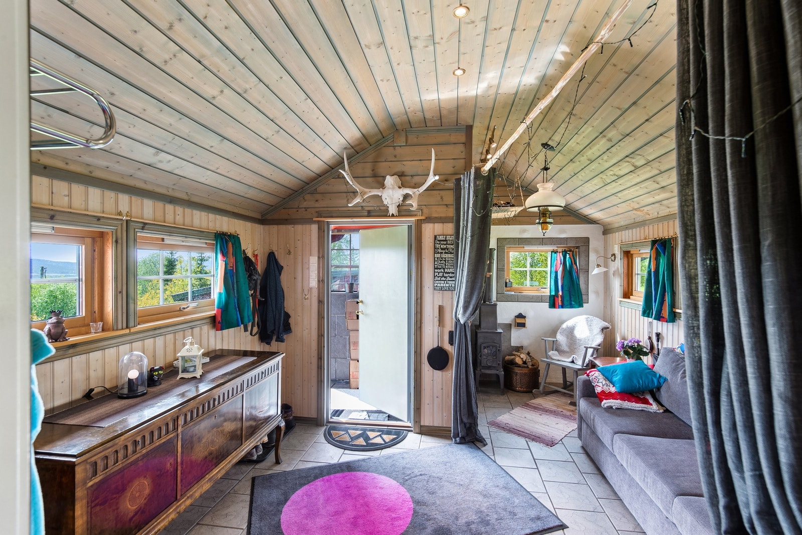 Velkommen inn! Innbydende og romslig entré og hall med praktisk gulvvarme som gir en lun velkomst. Galleribilde