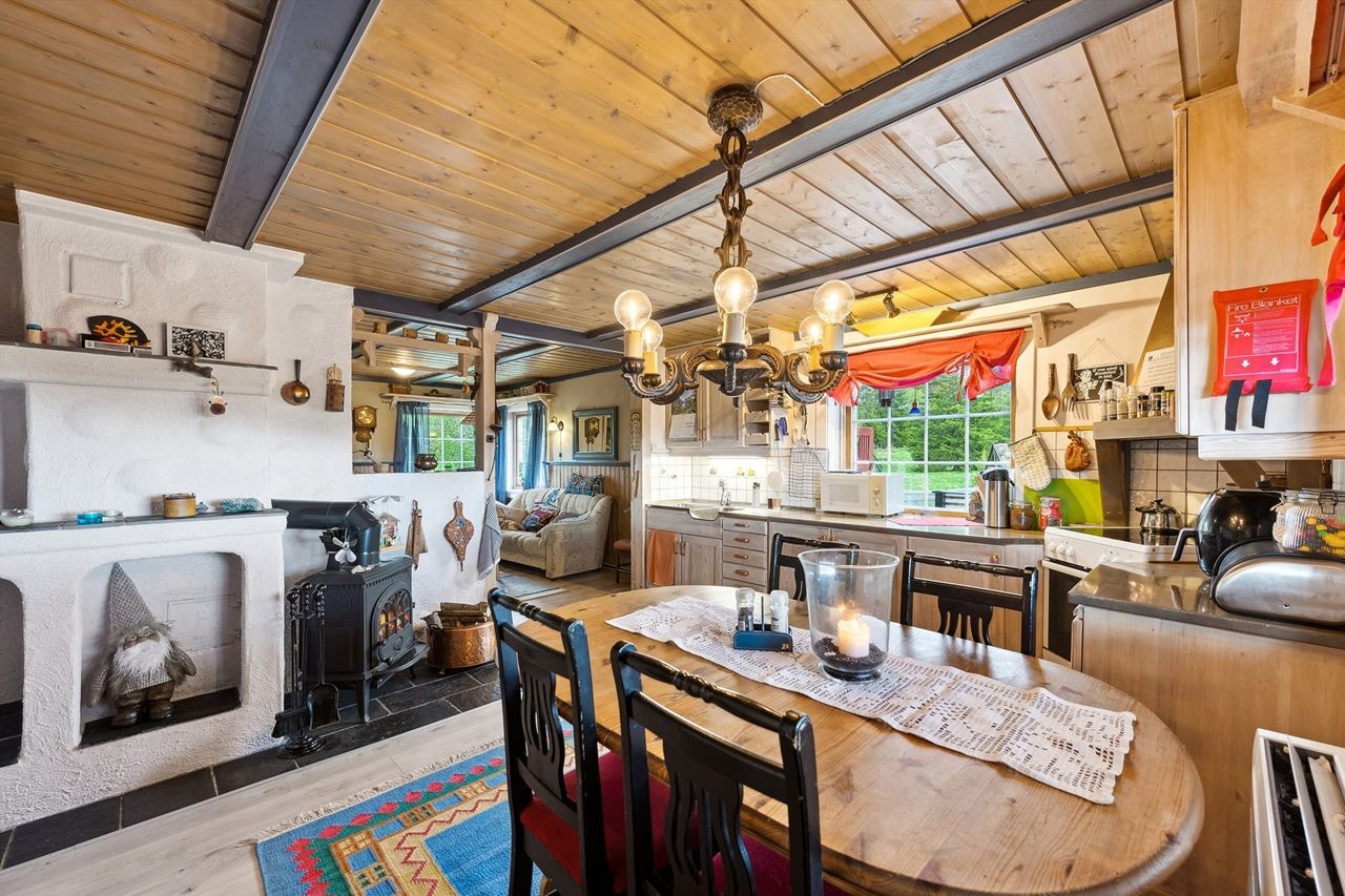 Spisebordet er plassert på kjøkkenet som er åpent mot stuen. Galleribilde