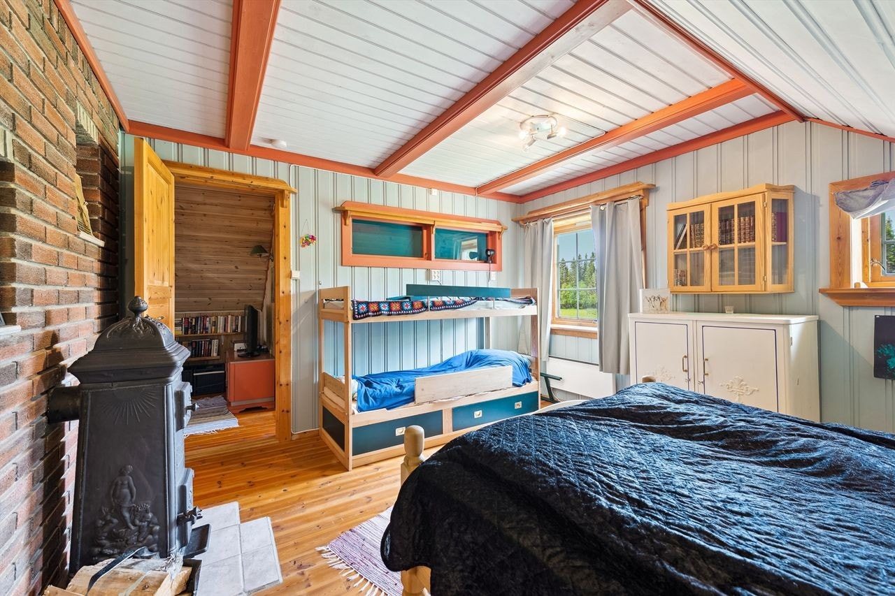 Hovedsoverom med god plass til både senger og skap. Galleribilde