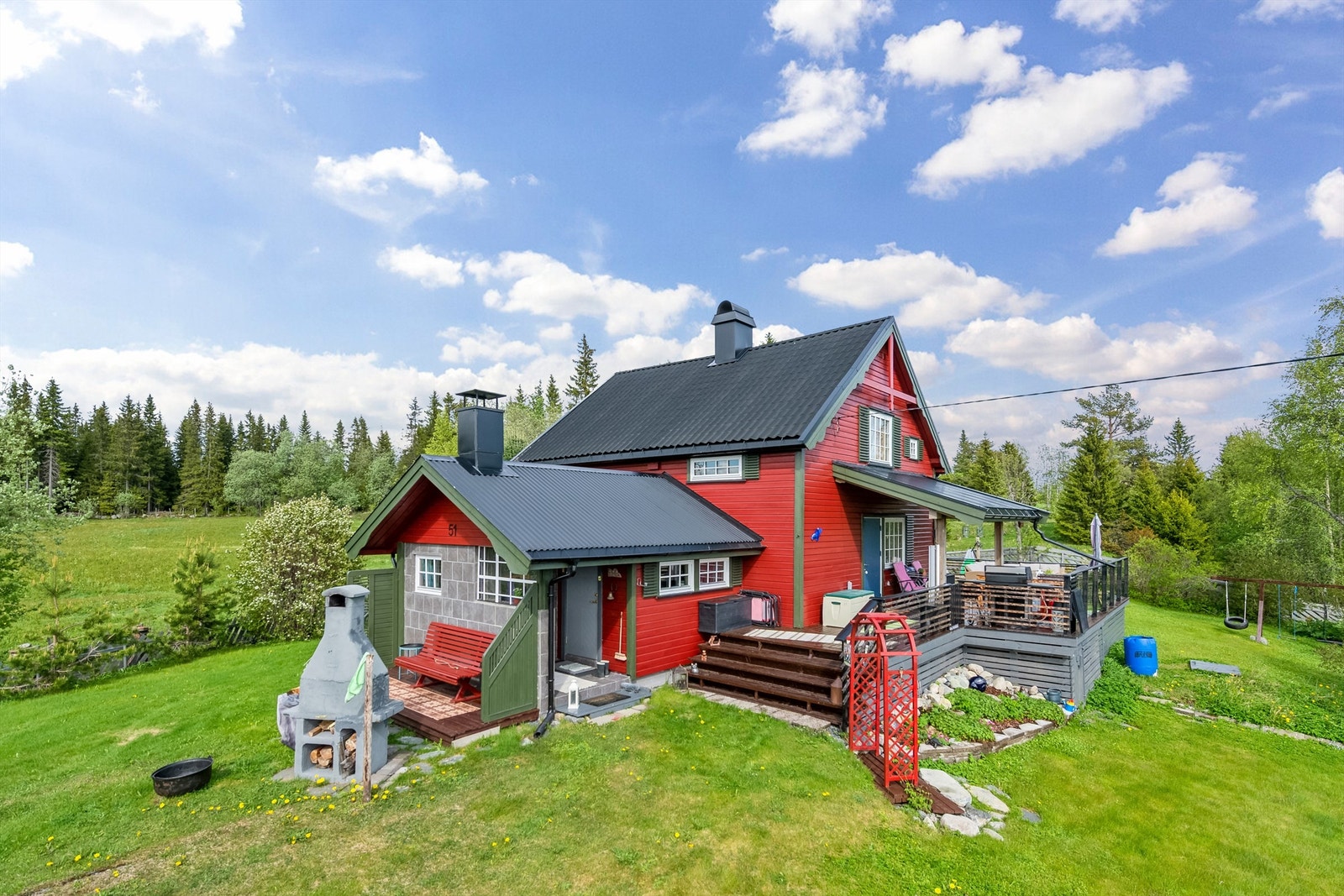 Sjarmerende fritidsbolig med idyllisk og velstelt tomt og romslig solrik terrasse. Galleribilde
