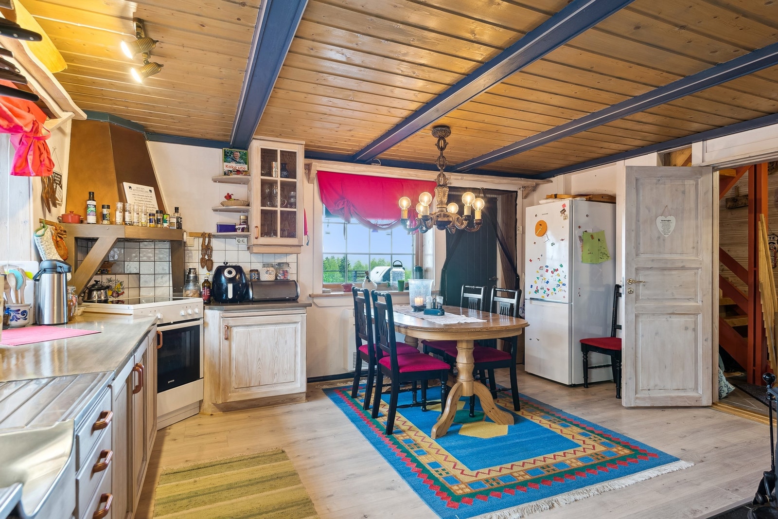 Kjøkkenet har heltre innredning, god arbeidsflate og plass til spisebord for hyggelige måltider. Galleribilde