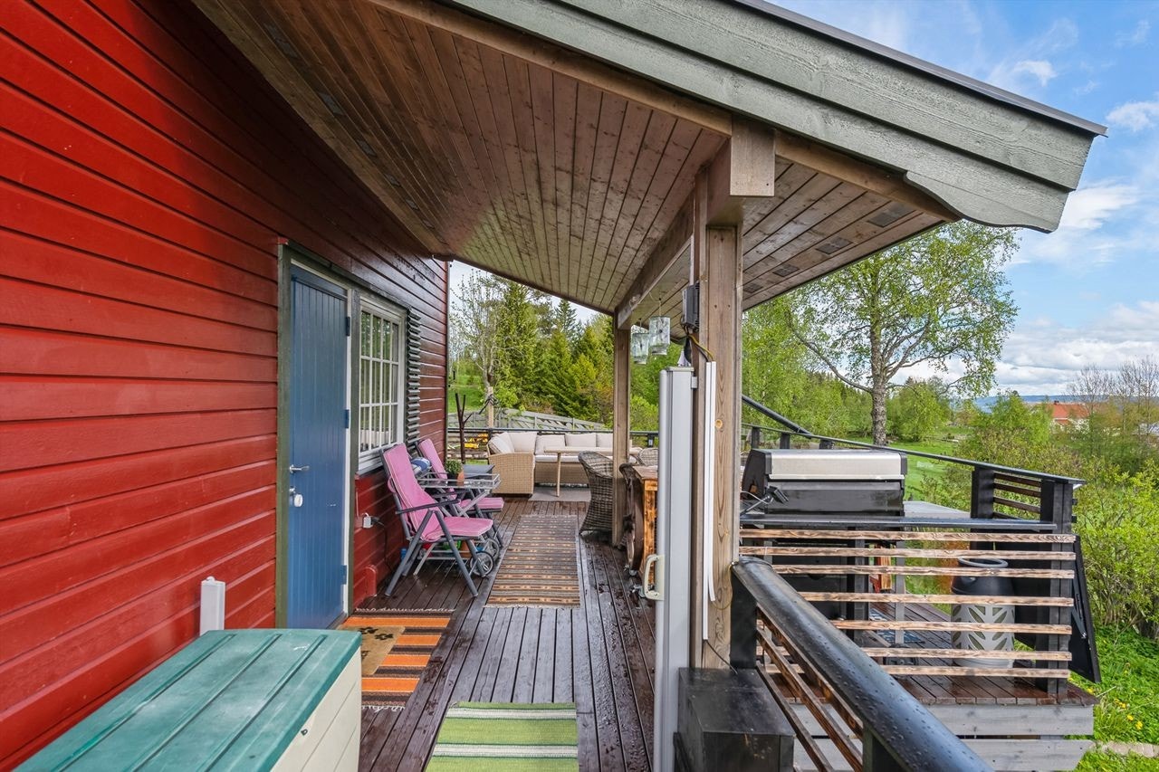 Terrassen har overbygg utenfor kjøkkenet, som gir ly for vær og vind. Galleribilde