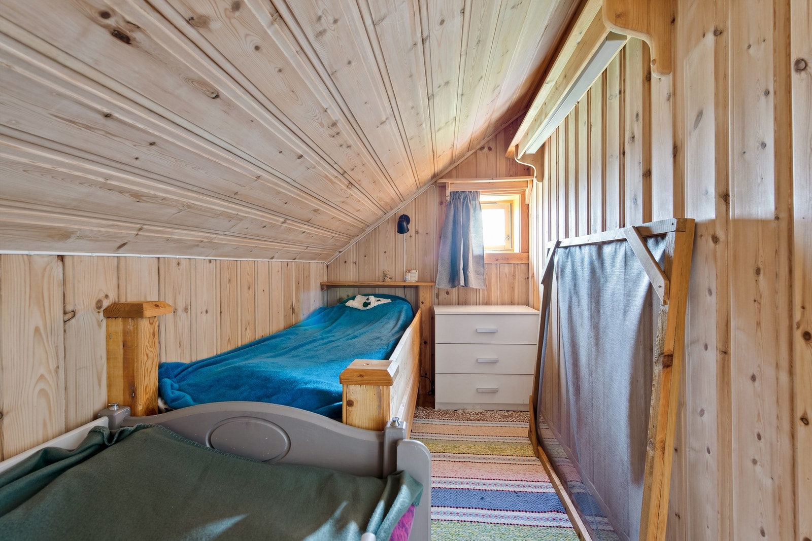 Kott på loftet gir ekstra lagringsplass for sesongutstyr eller personlige eiendeler. Galleribilde