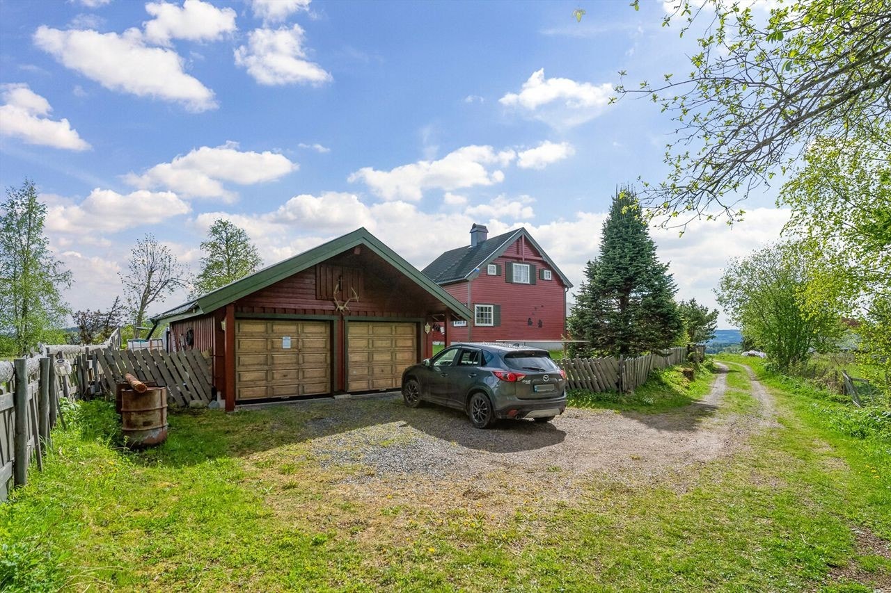 Romslig garasje fra 2001 med plass til to biler. Innlagt strøm. Galleribilde