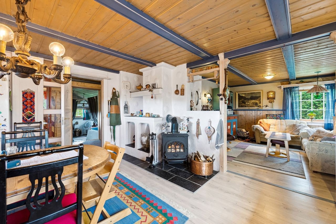 Åpen stue- og kjøkkenløsning skaper et sosialt og sammenhengende oppholdsrom. Galleribilde