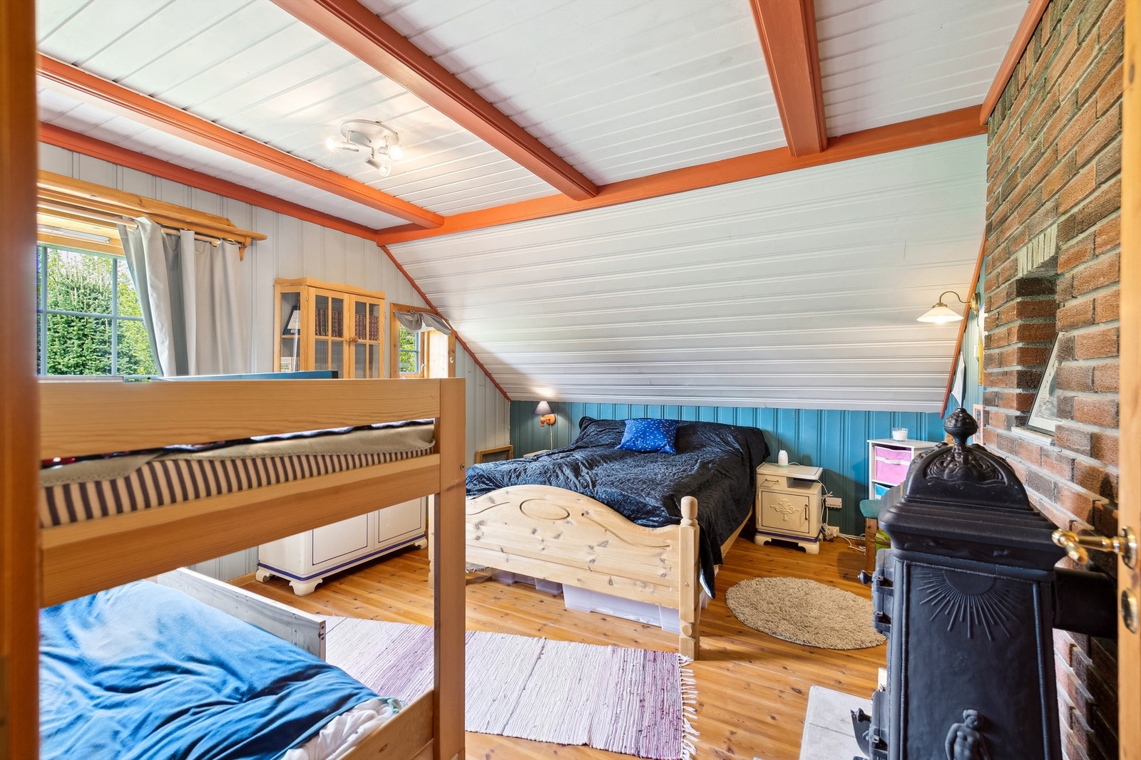Hovedsoverom på loftet med vedovn og god plass til flere overnattingsgjester samt rikelig med oppbevaring. Galleribilde