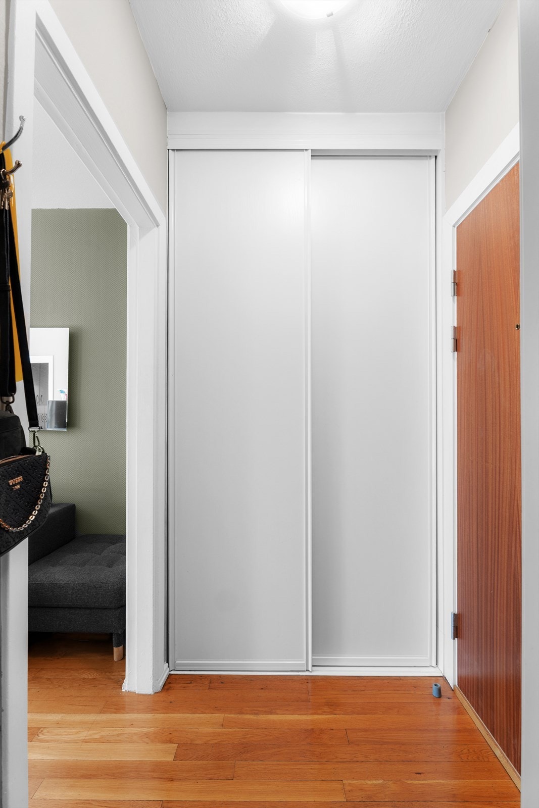 Entré med skyvedørsgarderobe gir god plass til yttertøy og sko. Galleribilde